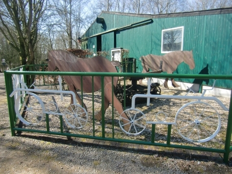 Sonsbeck : Balberger Straße, Traktorenmuseum Pauenhof, vor den Ausstellungshallen 